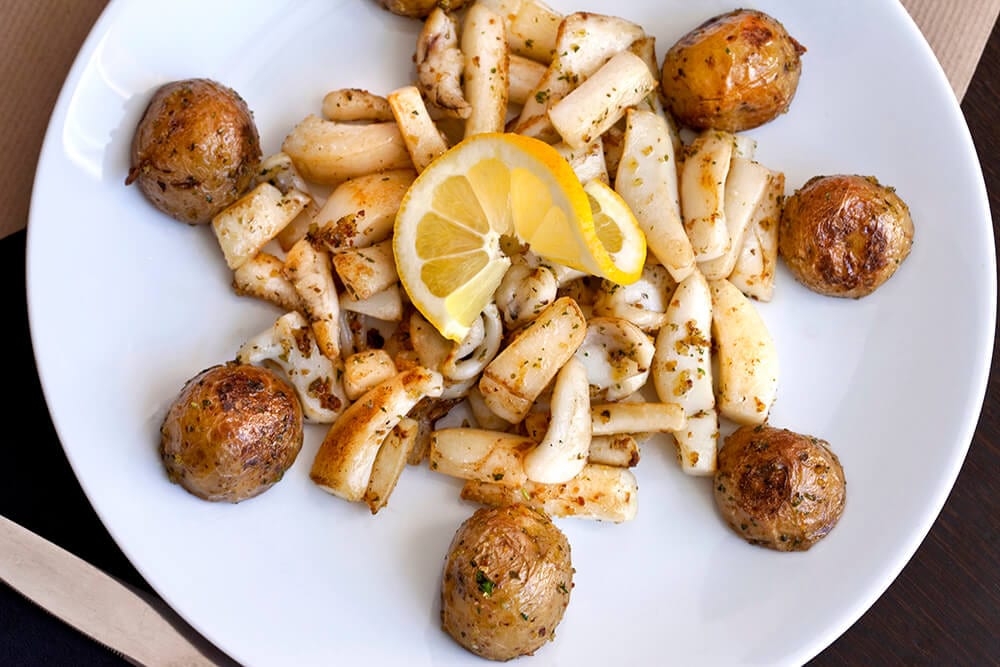 Calamari cu cartofi la cuptor